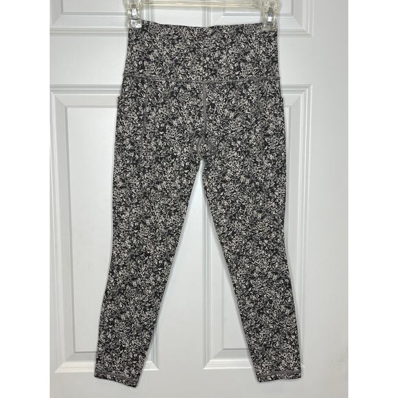 Athleta XS Salutation Stash Pocket II 7/8 Black White Floral Print Leggings - Picture 2 of 9